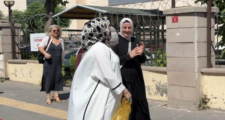 Diyarbakır | Davası sonuçlanan kadın davul zurna çaldırıp ailesiyle halay çekti