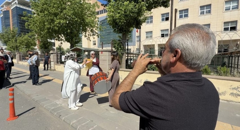 Diyarbakır | Davası sonuçlanan kadın davul zurna çaldırıp ailesiyle halay çekti
