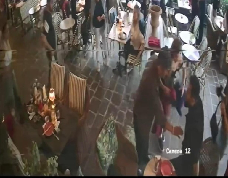 Galericinin dövmesine iltifat etti, daha sonra gelip tetiğe bastı