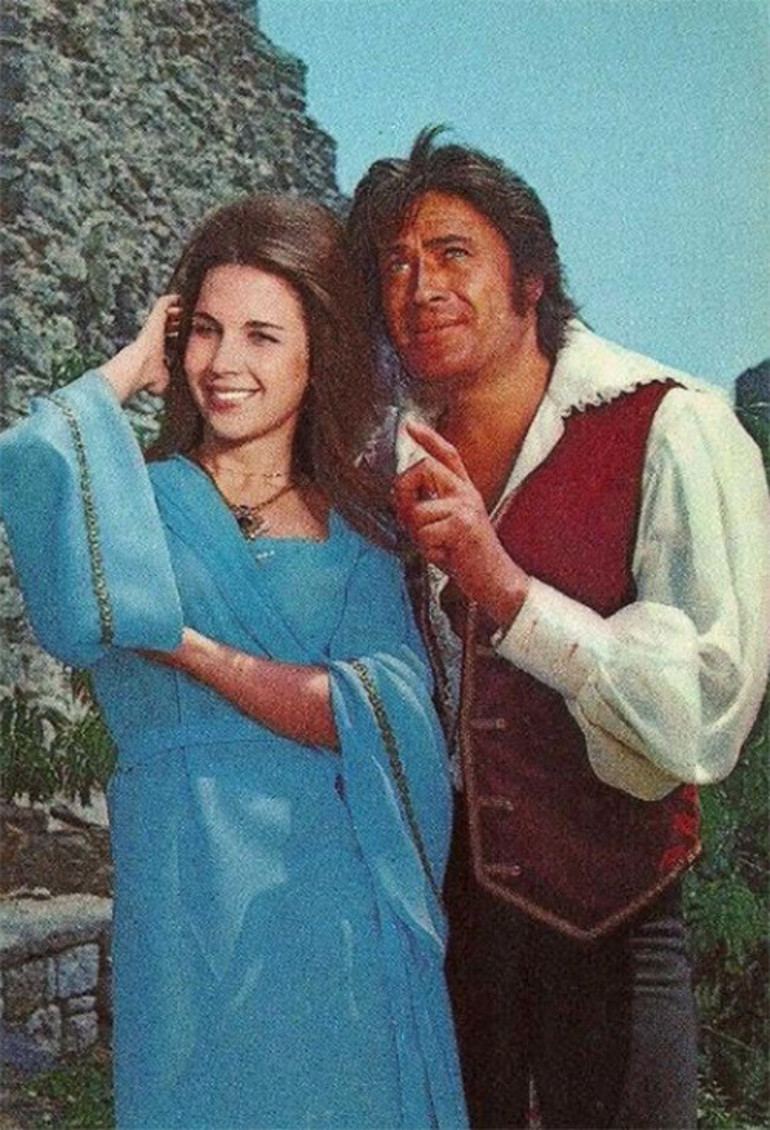 Sinemanın parlak yıldızıyken aşk uğruna bir köye gelin olmuştu... Onun filmi yolun yarısında bitti