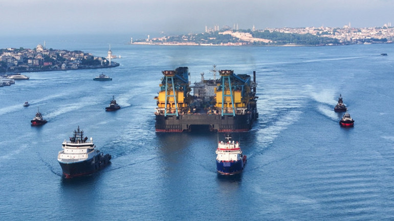 Dünyanın 3ncü büyük yarı batık vinç gemisi, İstanbul Boğazından geçti