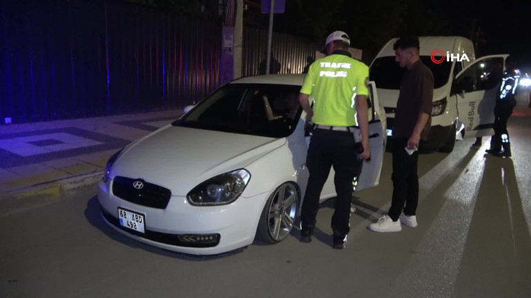 Kontrol noktasında polise yakalandı | Ceza kesilen genç sürücü: Yapmayın böyle şeyler