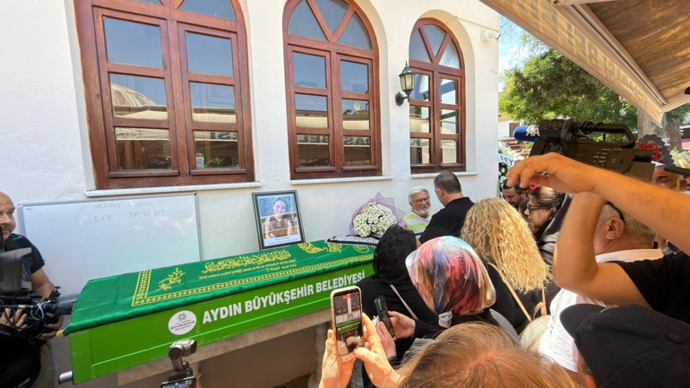 Oyuncu Ece İrtemi, Kuşadasında sevenleri son yolculuğuna uğurladı