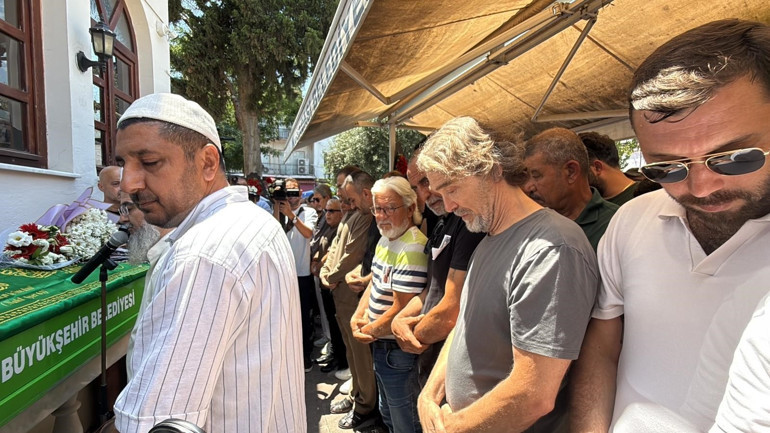Oyuncu Ece İrtemi, Kuşadasında sevenleri son yolculuğuna uğurladı