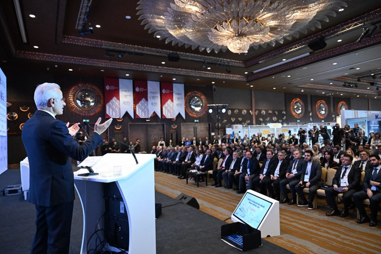 Bakan Uraloğlu, İnşaat Zirvesi 2026’da konuştu: Türkiye, Dünya’nın en güçlü dijital altyapı merkezlerinden olacak