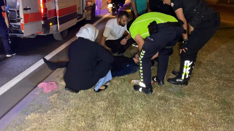 İnegölde kaza haberini alan anne olay yerine koştu, yaralı oğlunun elini tutarak moral verdi