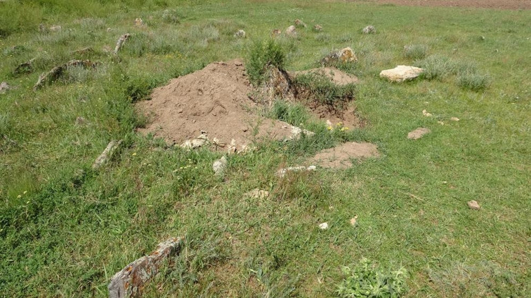 Bölgede altın arıyorlar: Defineciler 200 yıllık mezarlıkları talan etti