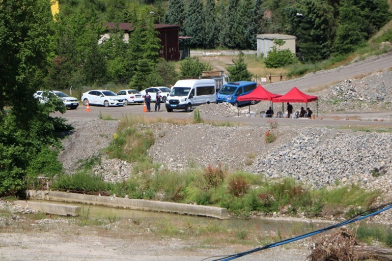 Maden mahsur kalan işçi 26 saattir arama çalışmaları devam ediyor