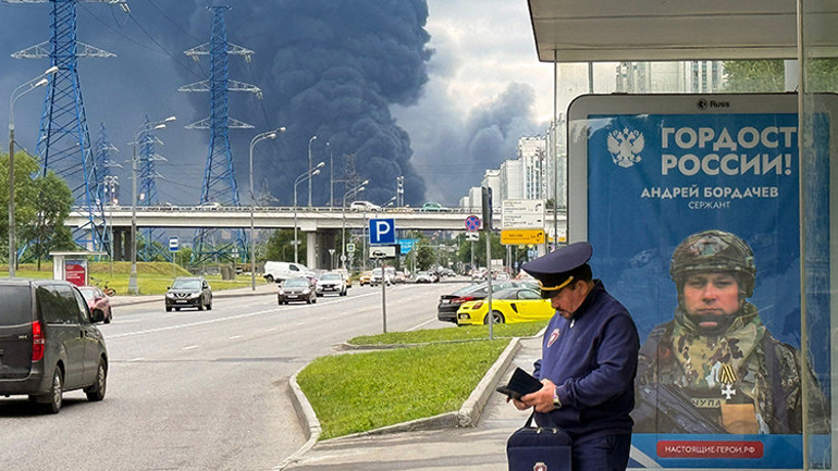Moskovaya yüzlerce İHA ile saldırı: Petrol rafinerisinde patlama