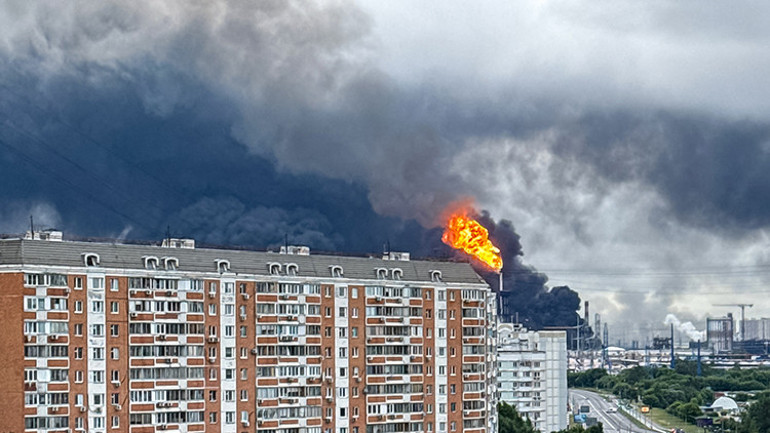 Moskovaya yüzlerce İHA ile saldırı: Petrol rafinerisinde patlama