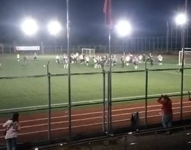 Polis ve esnaf takımlarının tekmeli yumruklu kavgası: Olaya jandarma müdahale etti