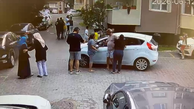Çekmeköyde yavaş git kavgasında ortalık karıştı Sürücünün annesine saldırdılar