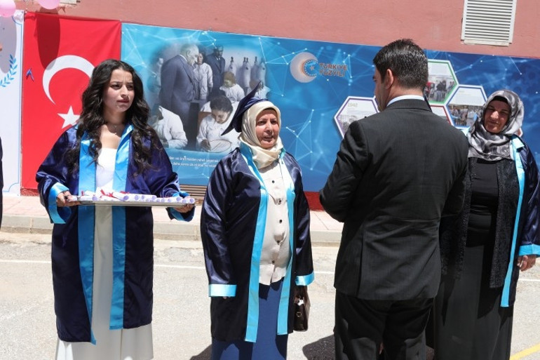 Şehit oğlunun isteğini yerine getirdi Hamide Korkmaz 51 yaşında liseden mezun oldu