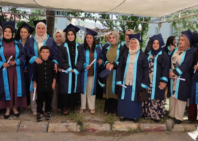 Şehit oğlunun isteğini yerine getirdi Hamide Korkmaz 51 yaşında liseden mezun oldu