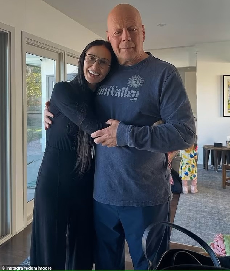 Bruce Willisin eşinden yürek dağlayan sözler… ‘Kocam ölmedi ama ben onun yasını tutuyorum’