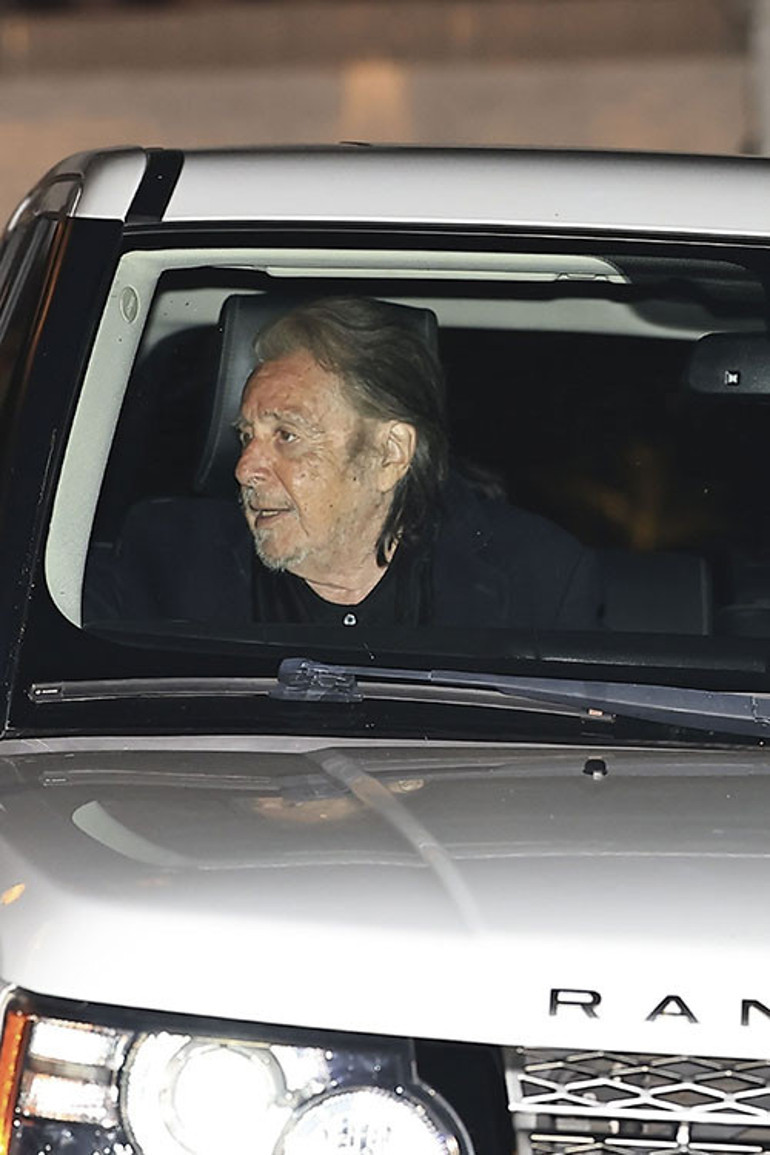 86lık efsane oyuncu Al Pacino bu yaşında hoplaya zıplaya çapkınlık peşinde... Ama ayrıldığı, torunu yaşındaki aşkından kopamadı... Hem arada çocuk var hem ikisi de aynı kafada