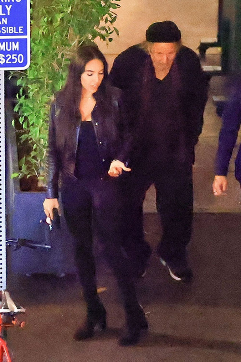 86lık efsane oyuncu Al Pacino bu yaşında hoplaya zıplaya çapkınlık peşinde... Ama ayrıldığı, torunu yaşındaki aşkından kopamadı... Hem arada çocuk var hem ikisi de aynı kafada