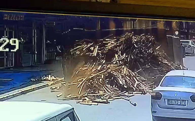 İstanbul’da odun yüklü kamyonun devrildiği anlar kamerada