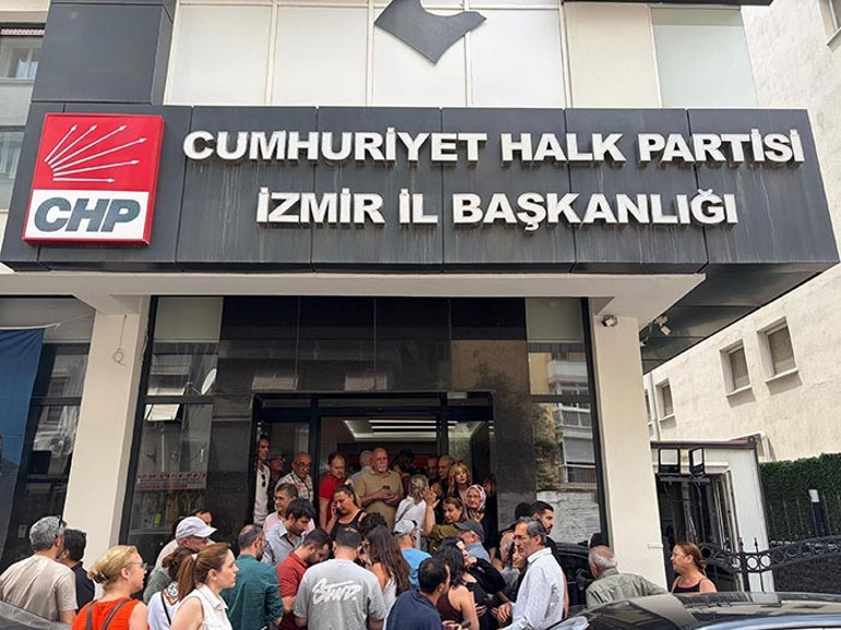 CHP İzmir İl Başkanlığında gerginlik Binadan çıkarıldılar