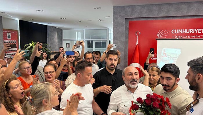 CHP İzmir İl Başkanlığında gerginlik Binadan çıkarıldılar