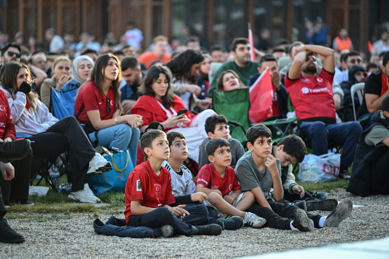 Vatandaşlar A Milli Futbol Takımına destek için meydanlara akın etti