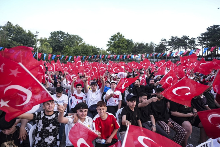 Vatandaşlar A Milli Futbol Takımına destek için meydanlara akın etti