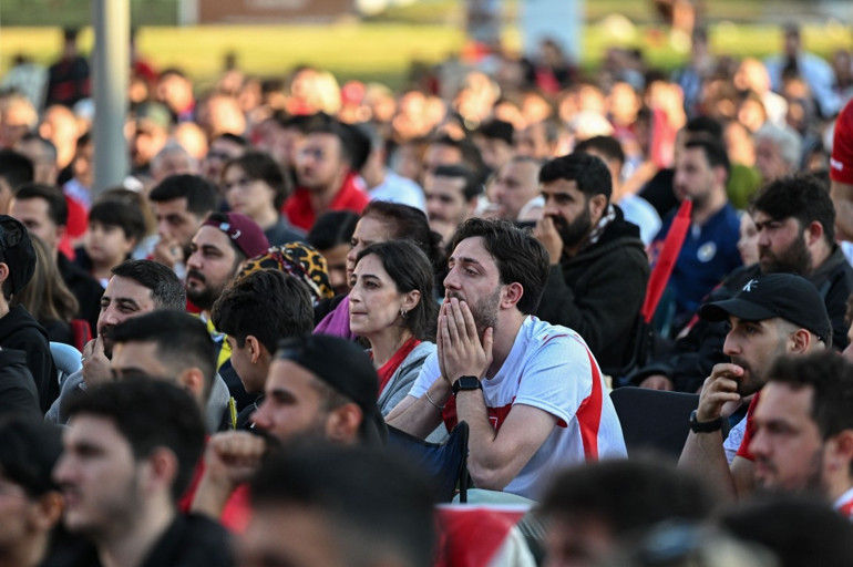 Vatandaşlar A Milli Futbol Takımına destek için meydanlara akın etti