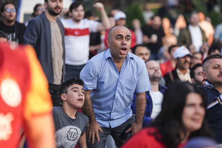 Vatandaşlar A Milli Futbol Takımına destek için meydanlara akın etti