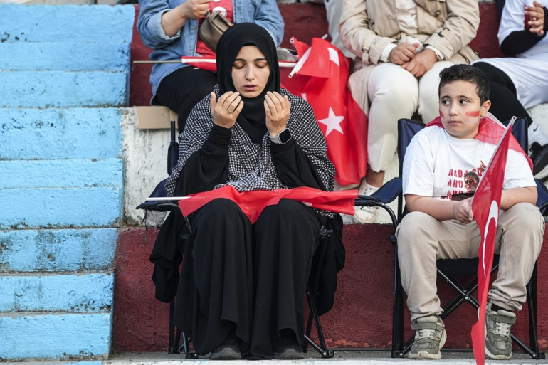 Vatandaşlar A Milli Futbol Takımına destek için meydanlara akın etti
