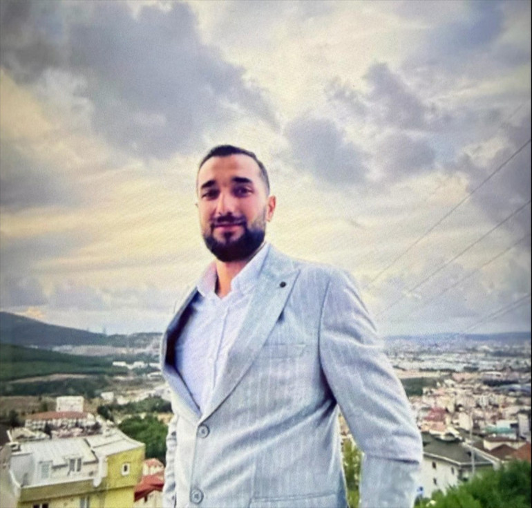 Sevgilisinin başına taşla vurup iple boğdu