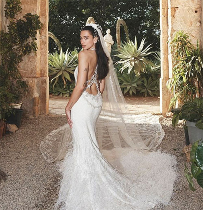 Dua Lipa milyonluk düğünde bu gelinliği giymiş