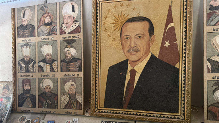 Hatay’daki Suriyeli sanatçılar, 100 bin mozaikle Cumhurbaşkanı Erdoğanın portresini yaptı