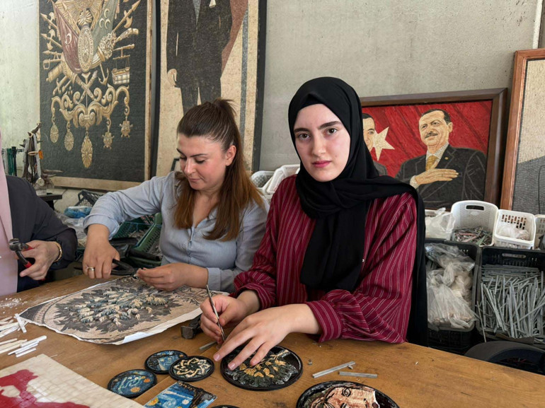 Hatay’daki Suriyeli sanatçılar, 100 bin mozaikle Cumhurbaşkanı Erdoğanın portresini yaptı