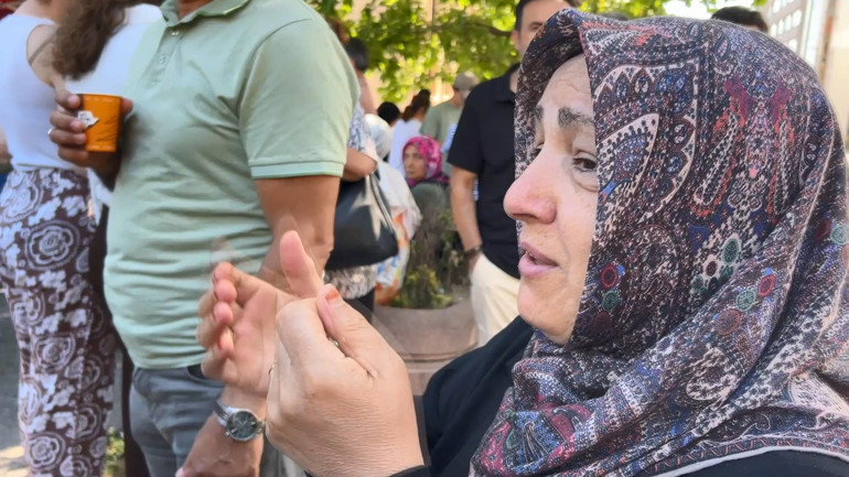 Öğrenciler ve YKS klasikleri Belgesini unutan ve yanlış okula gidenlerin yardımına polis, zabıta ve vatandaşlar koştu