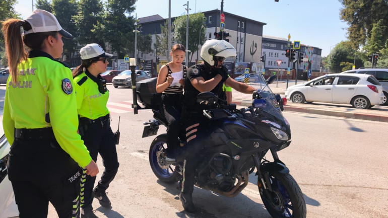 Öğrenciler ve YKS klasikleri Belgesini unutan ve yanlış okula gidenlerin yardımına polis, zabıta ve vatandaşlar koştu