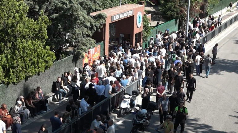 Öğrenciler ve YKS klasikleri Belgesini unutan ve yanlış okula gidenlerin yardımına polis, zabıta ve vatandaşlar koştu