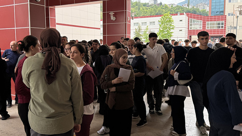 Öğrenciler ve YKS klasikleri Belgesini unutan ve yanlış okula gidenlerin yardımına polis, zabıta ve vatandaşlar koştu
