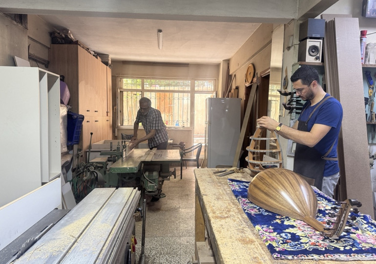 Üniversiteyi yarıda bıraktı Marangoz babanın oğlu luthier oldu