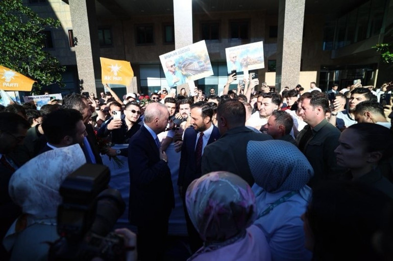 Cumhurbaşkanı Erdoğan’a Babalar Günü sürprizi | Gençlerden dikkat çeken tablo