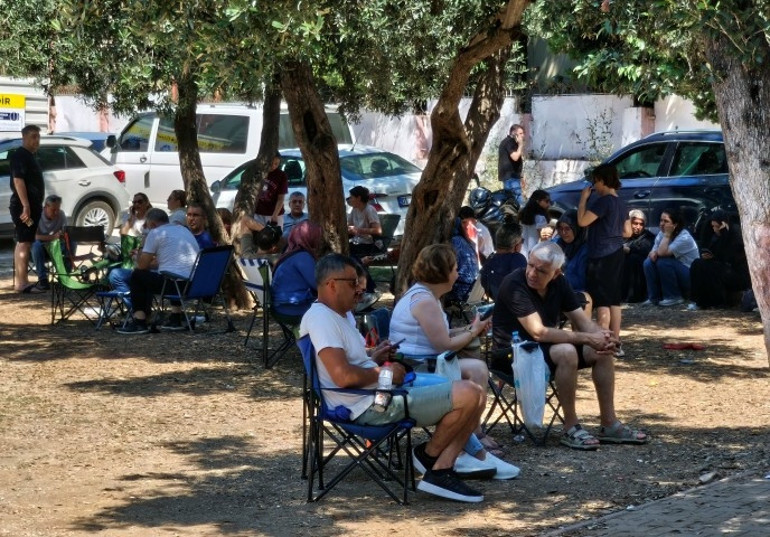 Öğrenciler ve YKS klasikleri Belgesini unutan ve yanlış okula gidenlerin yardımına polis, zabıta ve vatandaşlar koştu
