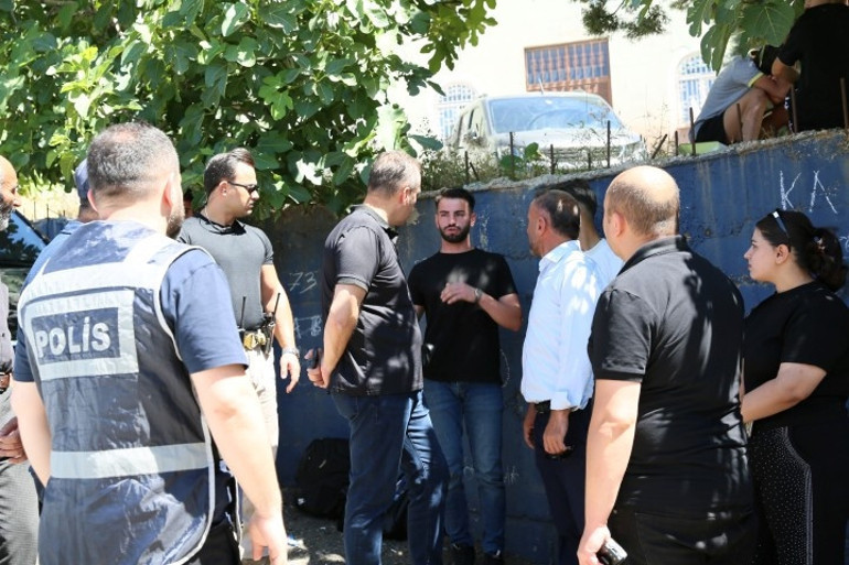Öğrenciler ve YKS klasikleri Belgesini unutan ve yanlış okula gidenlerin yardımına polis, zabıta ve vatandaşlar koştu