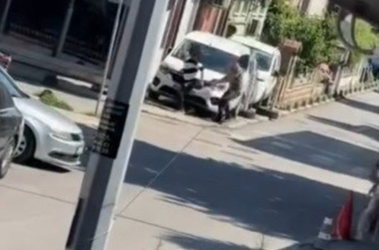 Eşini rahatsız ettiğini iddia ettiği kişiyi bacaklarından vurdu Kendi kemeriyle turnike yaptı