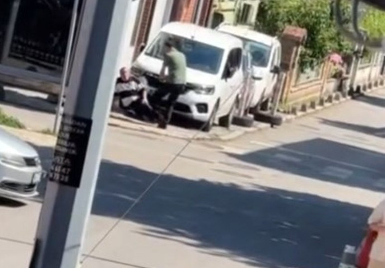 Eşini rahatsız ettiğini iddia ettiği kişiyi bacaklarından vurdu Kendi kemeriyle turnike yaptı