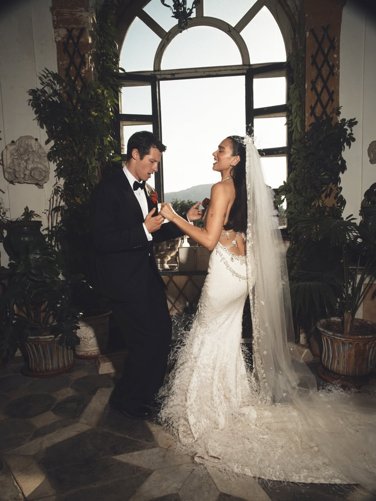 ‘Daha yeni evlendik, nasıl ayrı duralım’ Çiçeği burnunda gelin kocasının peşinden Amerika’ya gidiyor