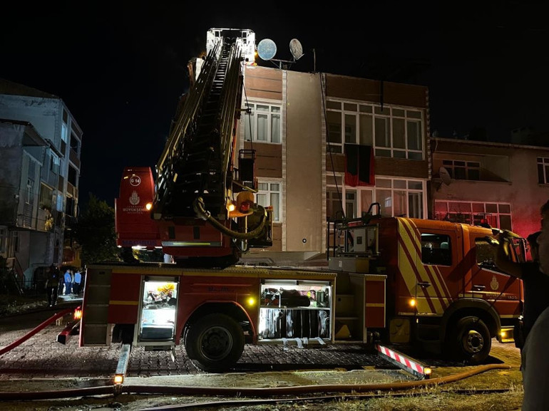 Avcılar’da üç katlı binanın çatısı alev alev yandı
