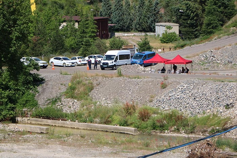 Madende göçük altında kalan işçiyi kurtarma çalışmaları devam ediyor