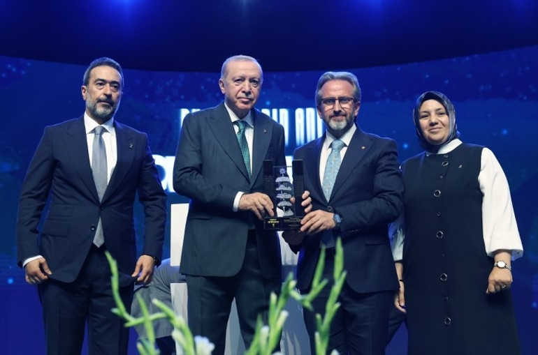 Levent Koç AK Partiye katıldı: Rozetini Cumhurbaşkanı Erdoğan taktı