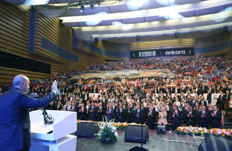 Levent Koç AK Partiye katıldı: Rozetini Cumhurbaşkanı Erdoğan taktı