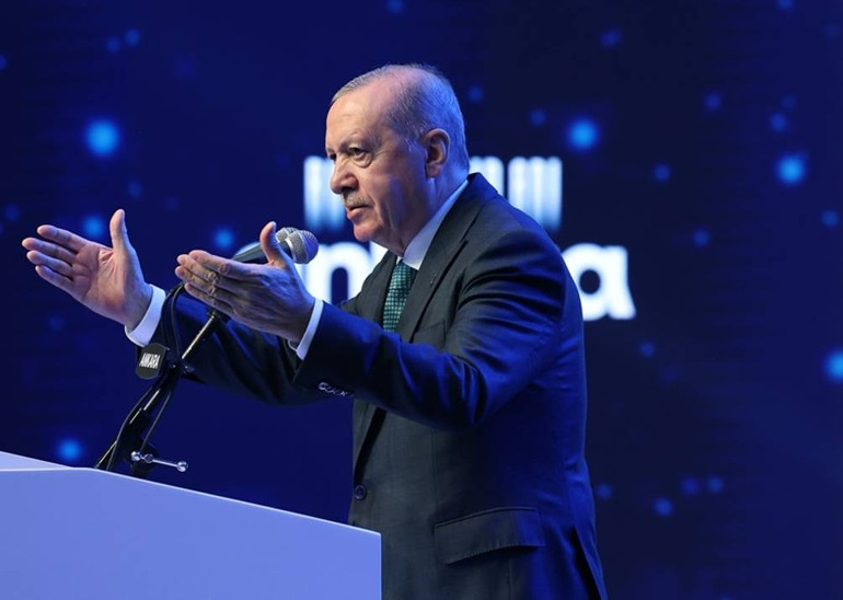 Levent Koç AK Partiye katıldı: Rozetini Cumhurbaşkanı Erdoğan taktı