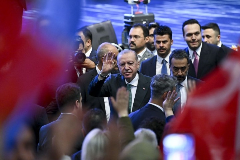 Levent Koç AK Partiye katıldı: Rozetini Cumhurbaşkanı Erdoğan taktı
